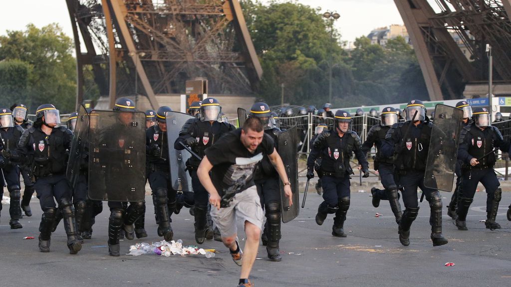 La policía usa gases lacrimógenos tras disturbios en la 'fan zone' de la Torre Eiffel