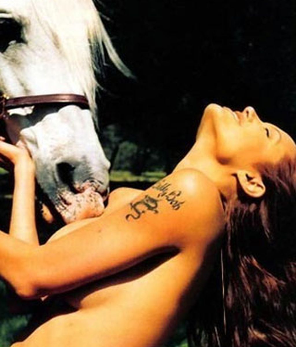 Sexy posado de Angelina Jolie con un caballo