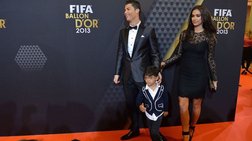 Y paseo, también en familia, por la alfombra roja en el Balón de Oro 2013