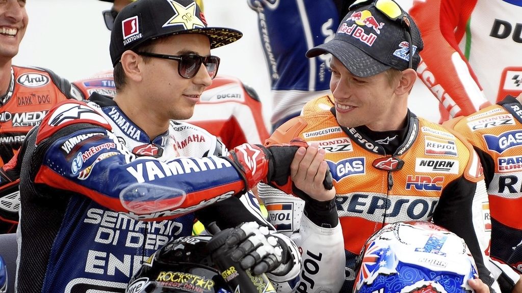 Lorenzo saluda a Stoner en la foto oficial