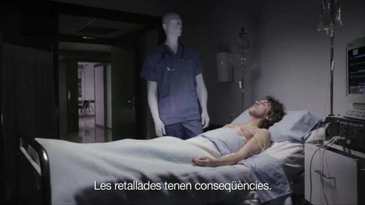El PSC vinculaba en un polémico vídeo los recortes de sanidad en Cataluña con la muerte simulada de un paciente
