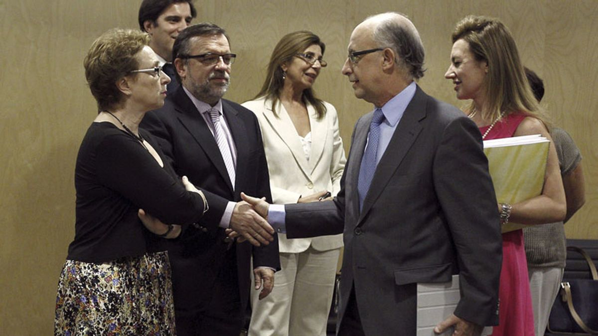 El ministro de Hacienda, Cristóbal Montoro, ante la consejera de Hacienda de la Junta de Andalucía, Carmen Martínez Aguayo