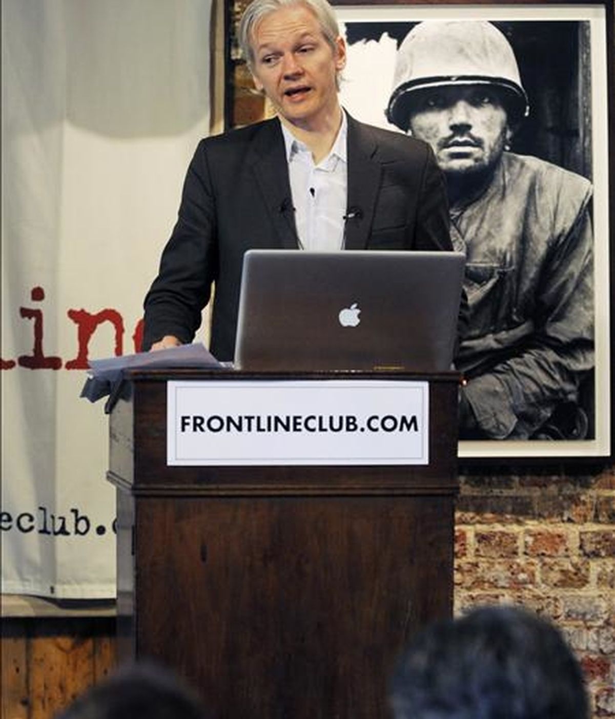 En la imagen el fundador de Wikileaks Julian Assange habla durante una rueda de prensa  en el Club Frontline de Londres (Reino Unido), en la que se discutió acerca de los 75.000 documentos de la guerra de Afganistán. EFE/Archivo