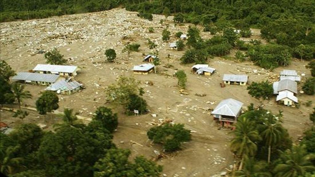 Vista aérea de varias casas semienterradas tras las inundaciones registradas en la localidad de Wasior, en la provincia de Papua (Indonesia). EFE/Archivo Vista aérea de varias casas semienterradas tras las inundaciones registradas en la localidad de Wasior, en la provincia de Papua (Indonesia). EFE/Archivo