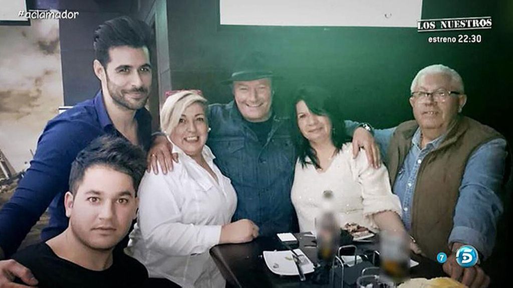 Habló con las cámaras, bailó y posó con Jacqueline