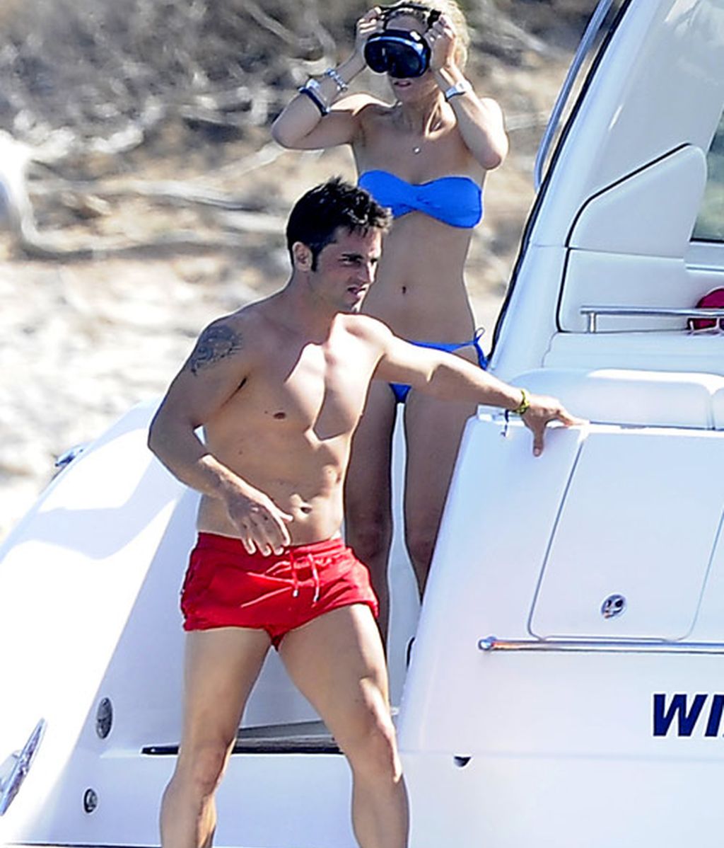 'Busta' y Paula, enamorados en Ibiza como el primer día