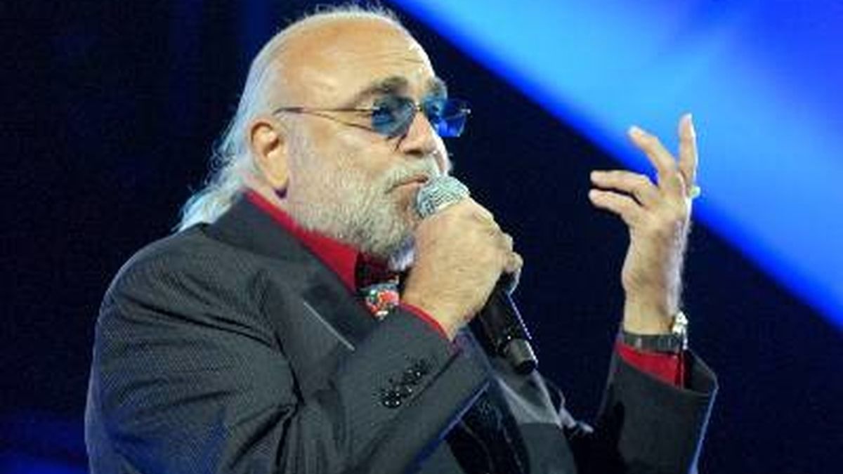 El cantante Demis Roussos, a los 69 años, falleció el 25 de enero