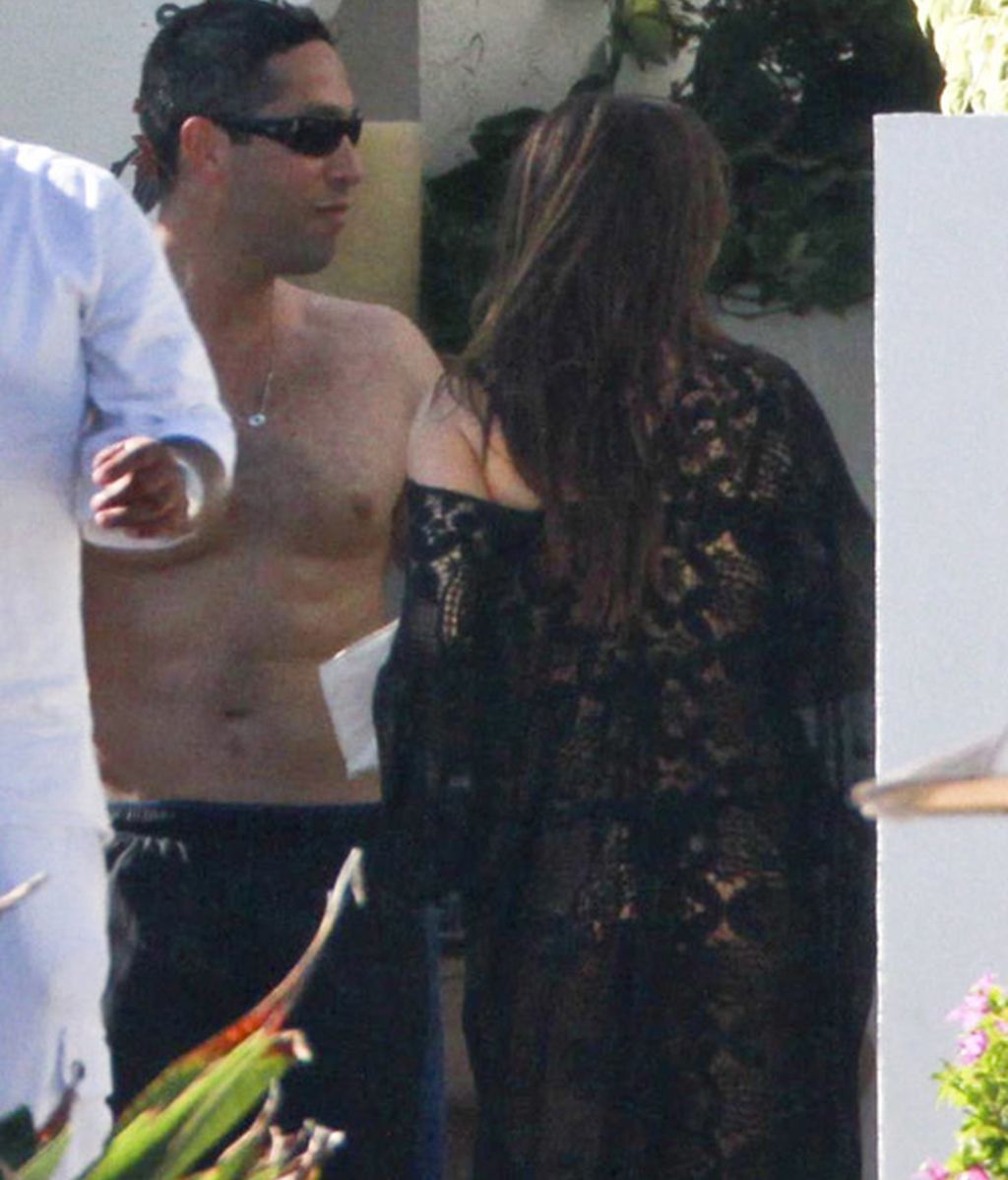 Dulces magreos de Sofía Vergara con su novio durante unas vacaciones