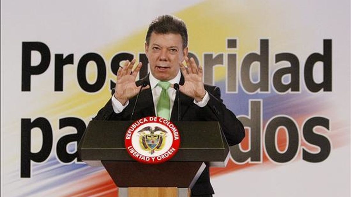 Santos sucedió en el poder a su correligionario Álvaro Uribe, que gobernó el país en dos períodos, de 2002 a 2010, y a quien acompañó como ministro de Defensa. EFE/Archivo