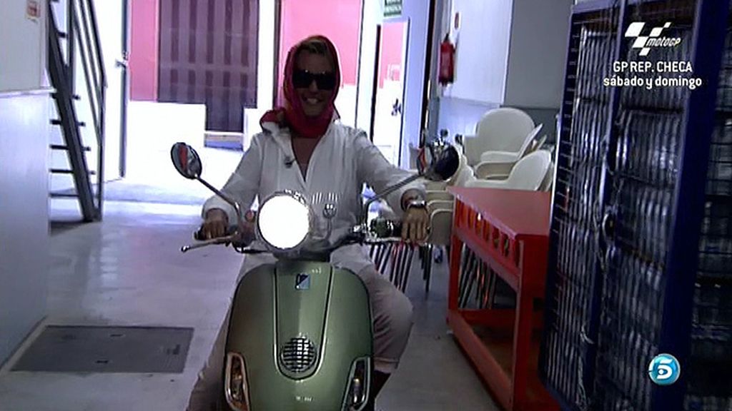 Cubierta con un pañuelo y sobre dos ruedas, la colaboradora vuelve de vacaciones