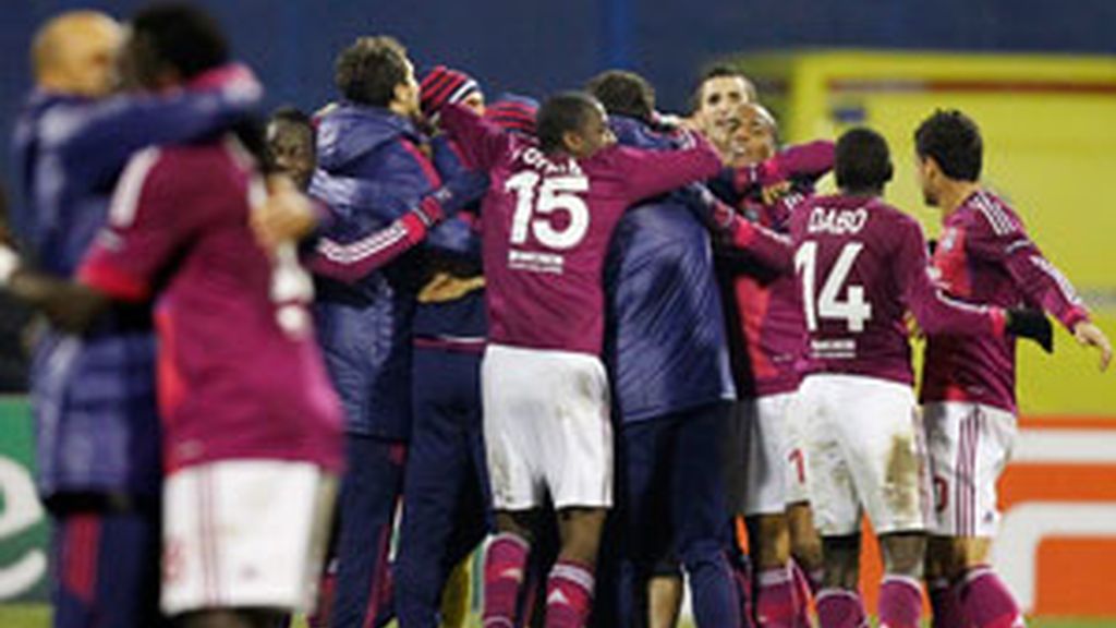 Los jugadores del Lyon celebran la goleada. Foto: Reuters Los jugadores del Lyon celebran la goleada. Foto: Reuters