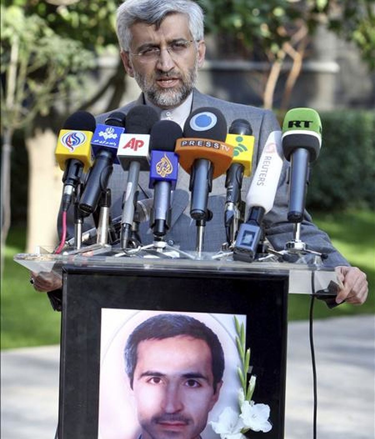 El negociador jefe iraní, Said Jalili, ofrece una rueda de prensa en Teherán (Irán). Jalili asegura que los derefchos nucleares de Irán no son negociables y que por lo tanto este tema no debería ser tema de discusión en Ginebra el próximo 6 de diciembre con los países del 5 (los cinco miembros del Consejo de Seguridad de la ONU -EEUU, Rusia, China, Reino Unido y Francia- además de Alemania) que serán representados por la Unión Europea. EFE El negociador jefe iraní, Said Jalili, ofrece una rueda de prensa en Teherán (Irán). Jalili asegura que los derefchos nucleares de Irán no son negociables y que por lo tanto este tema no debería ser tema de discusión en Ginebra el próximo 6 de diciembre con los países del 5 (los cinco miembros del Consejo de Seguridad de la ONU -EEUU, Rusia, China, Reino Unido y Francia- además de Alemania) que serán representados por la Unión Europea. EFE