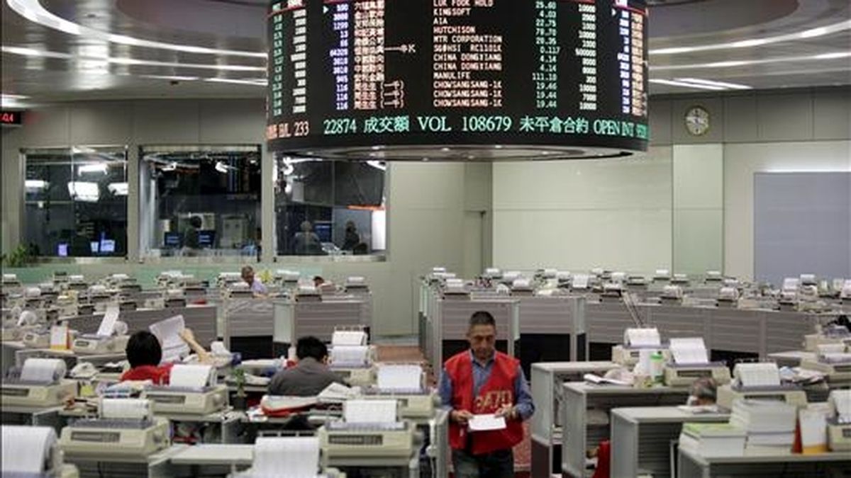 Varios agentes bursátiles trabajan en la Bolsa de Hong Kong. EFE/Archivo