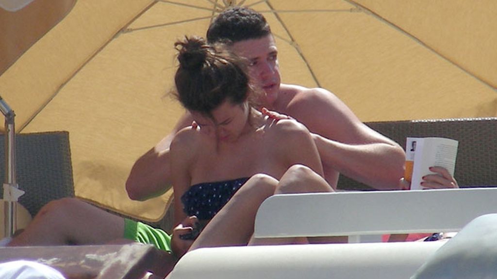 Álex Lequio y Andrea Guasch, en plan tortolitos durante su primer verano juntos