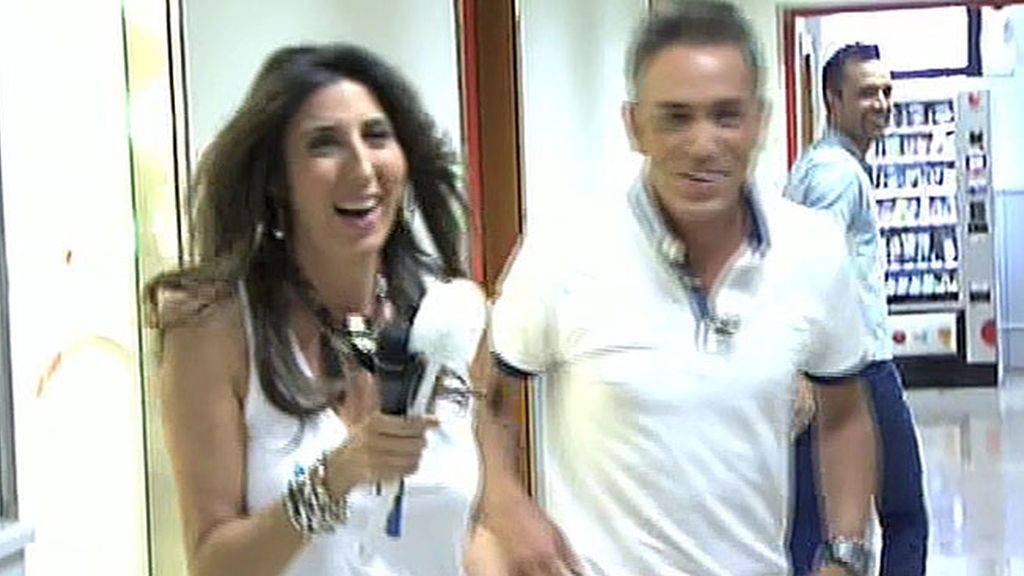 Los colaboradores intentaban que Yurena saliera del baño y alguién sacó la escobilla...