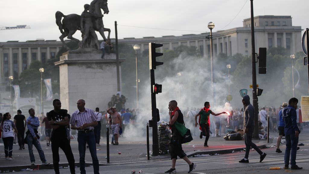 La policía usa gases lacrimógenos en los distubrios de la 'fan zone' de la Torre Eiffel