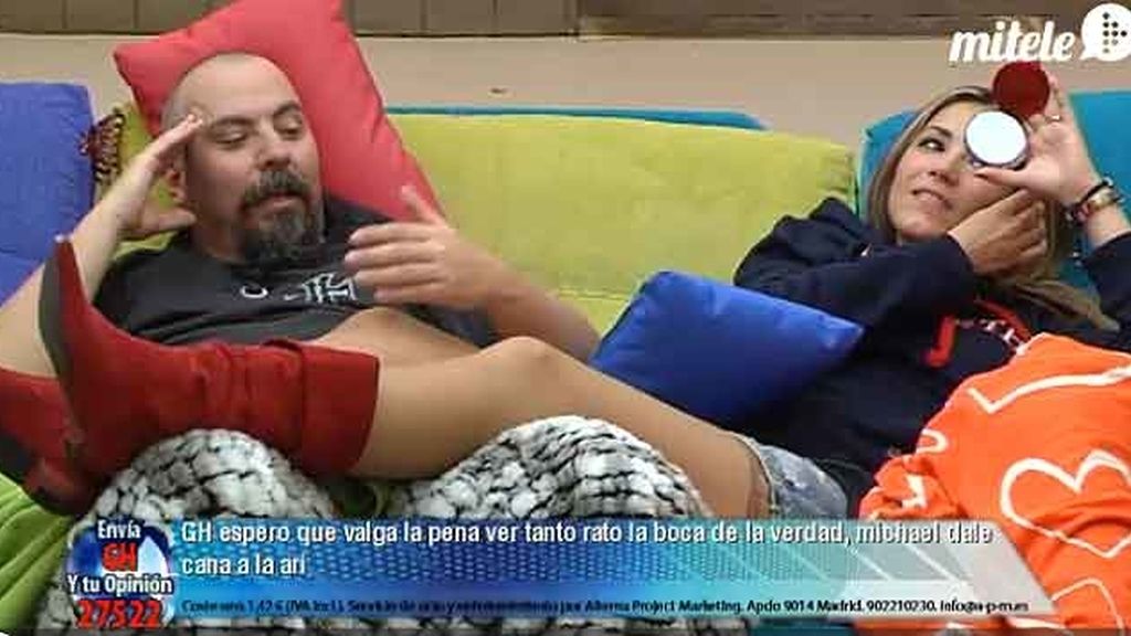 Juan, además de dejarse querer, también se deja depilar las cejas...