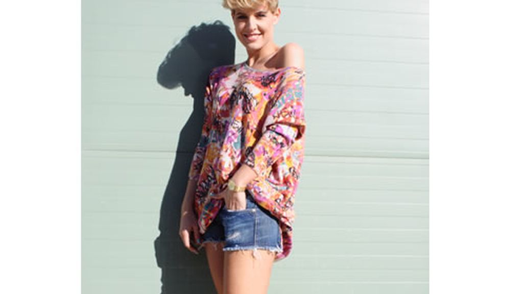 Tania con una camisola estampada