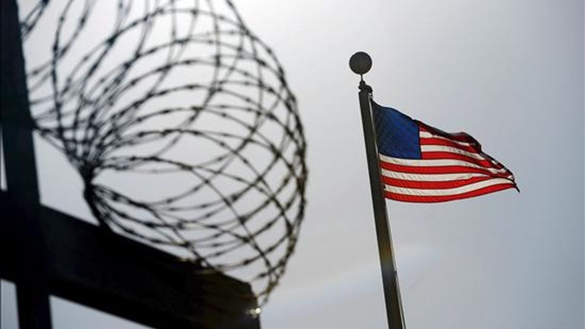 El presidente Barack Obama criticó la cláusula 1032 de la ley de gastos de defensa, que prohíbe el uso de fondos federales para el traslado de reos del centro penal de EE.UU. en Guantánamo (Cuba) para ser juzgados en suelo estadounidense. EFE/Archivo