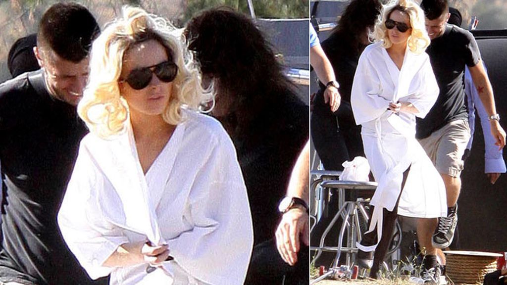 Lindsay Lohan recurre al albornoz clásico, blanco
