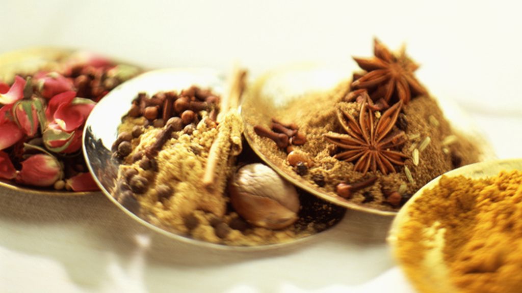 No le gusta su viaje a la India porque en todos lados sirven comidas con curry