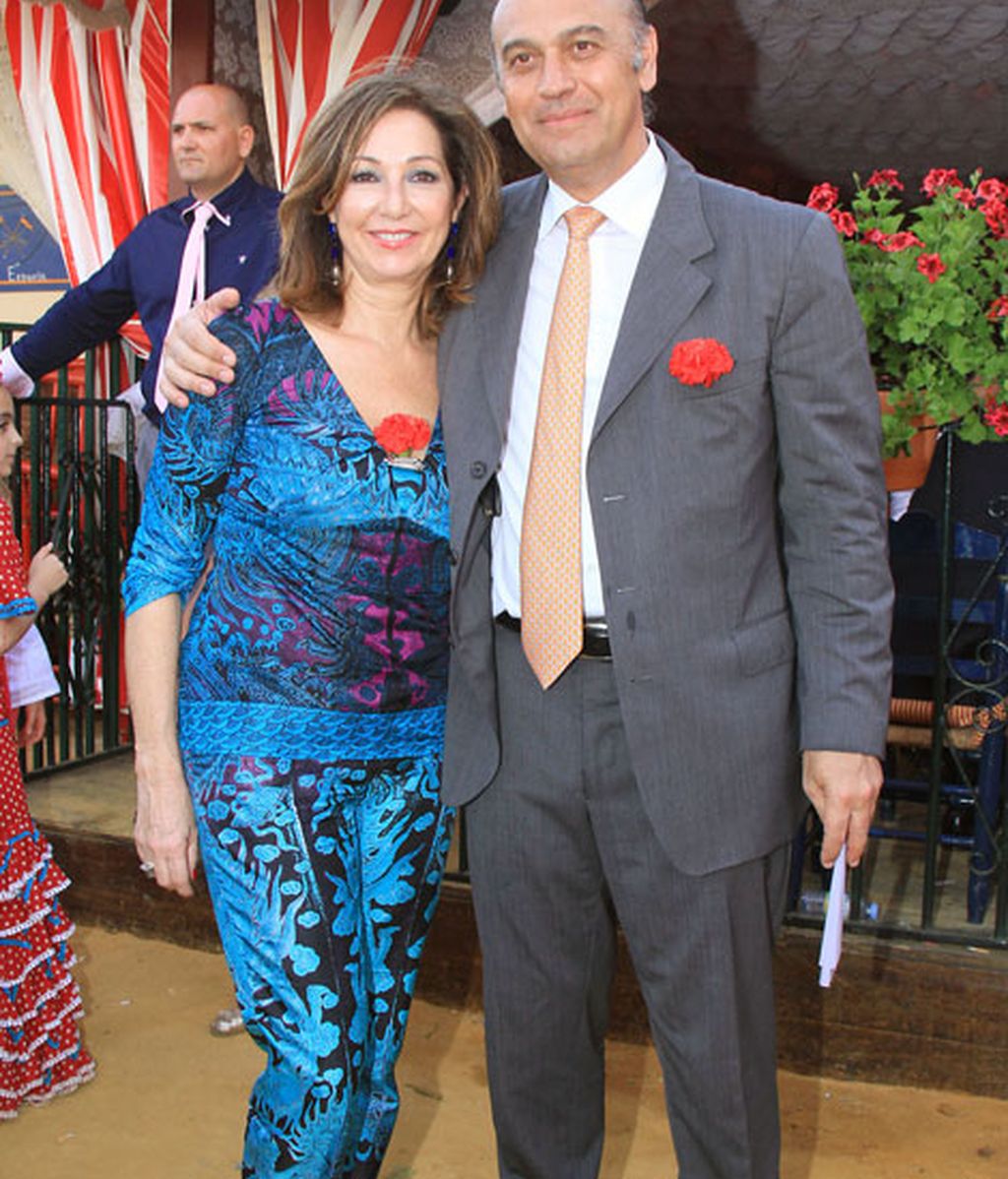 Ana Rosa Quintana compartió con su marido, Juan Muñoz, un clavel rojo