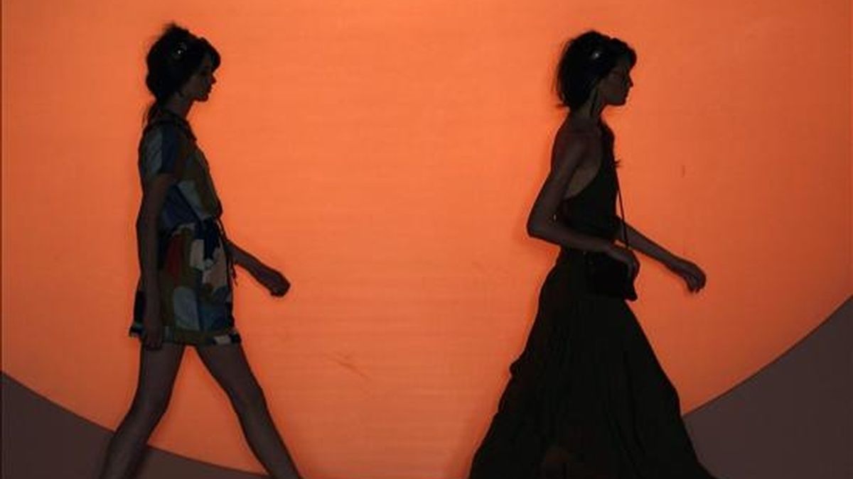 Modelos lucen creaciones de la marca brasileña Totem, durante XV Semana de la Moda de Río de Janeiro, que se realiza en esa ciudad brasileña. EFE Modelos lucen creaciones de la marca brasileña Totem, durante XV Semana de la Moda de Río de Janeiro, que se realiza en esa ciudad brasileña. EFE