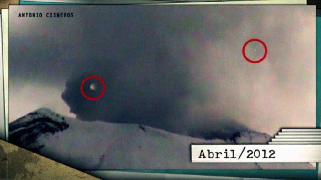 Extrañísimo objeto luminoso adentrándose en un volcán
