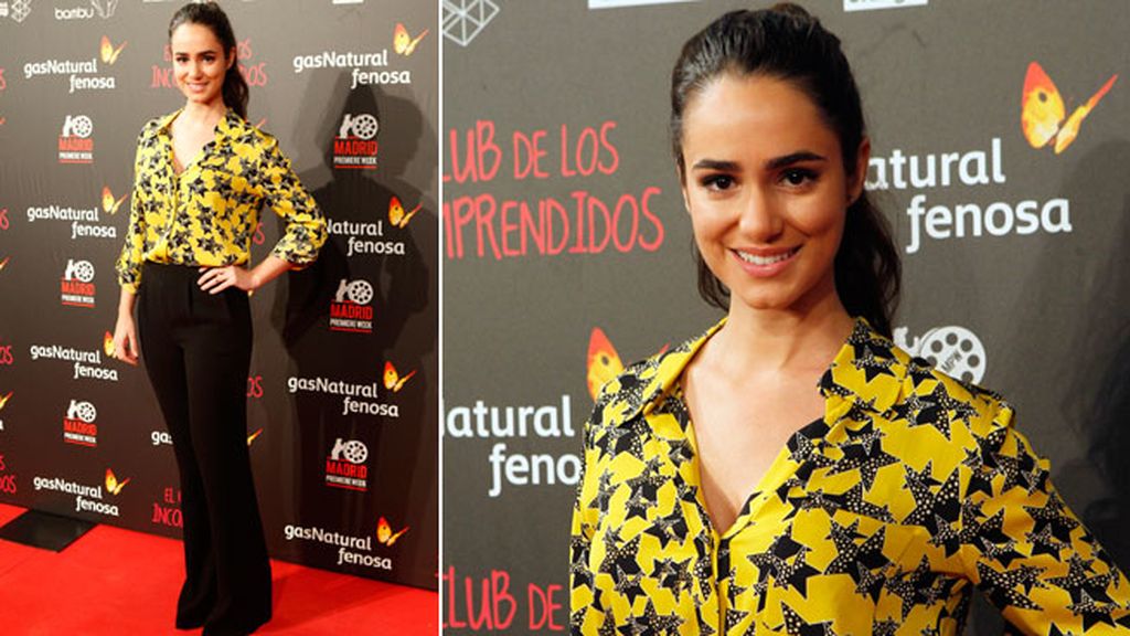 Alicia Sanz con pantalón negro y camisa amarilla con estampado de estrellas