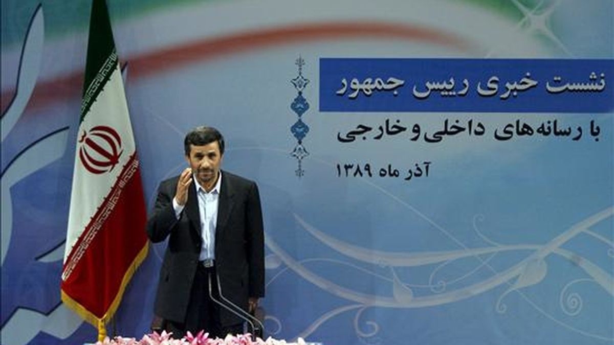 El presidente iraní, Mahmud Ahmadineyad, a su llegada a una rueda de prensa en Teherán (Irán), el 29 de noviembre de 2010. EFE/Archivo