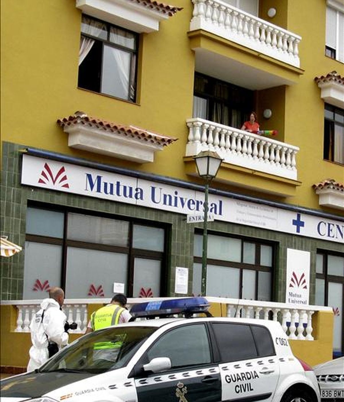 Agentes de la Guardia Civil trabajan en el lugar donde un hombre se ha lanzado desde un tercer piso en La Orotava (Tenerife) tras matar, presuntamente, a su pareja sentimental. EFE
