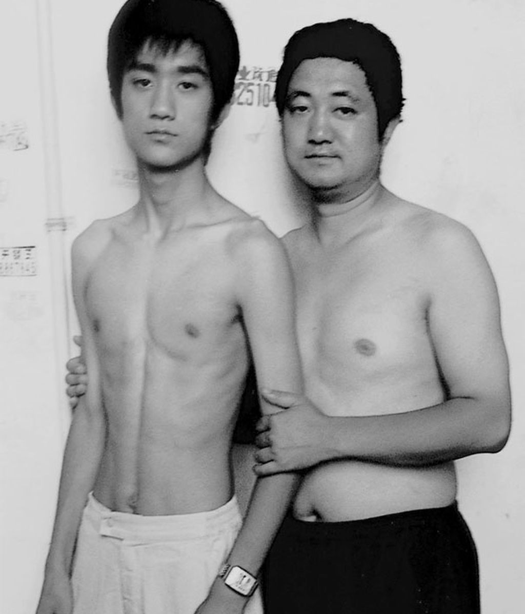 Un padre y un hijo se toman una fotografía en el año 2004