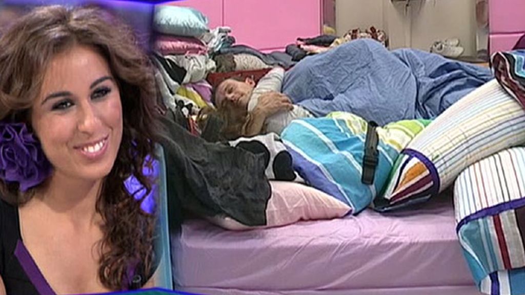 Las caras de Indhira viendo sus 'edredonings' en el plató