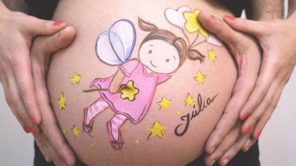 Dibujos personalizados adornan temporalmente la piel de las futuras madres