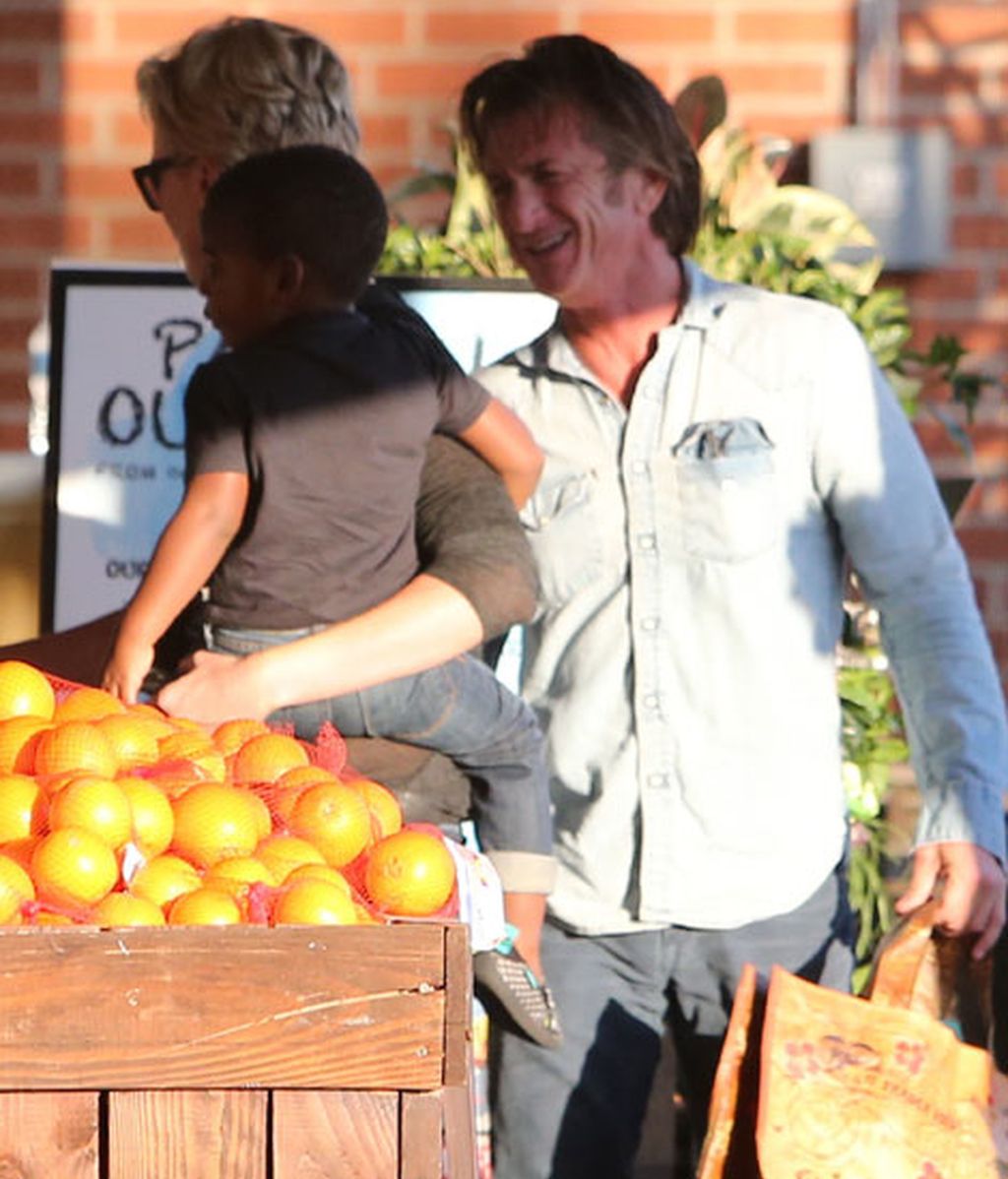 Charlize Theron y Sean Penn: una nueva pareja que ya hace la compra en familia