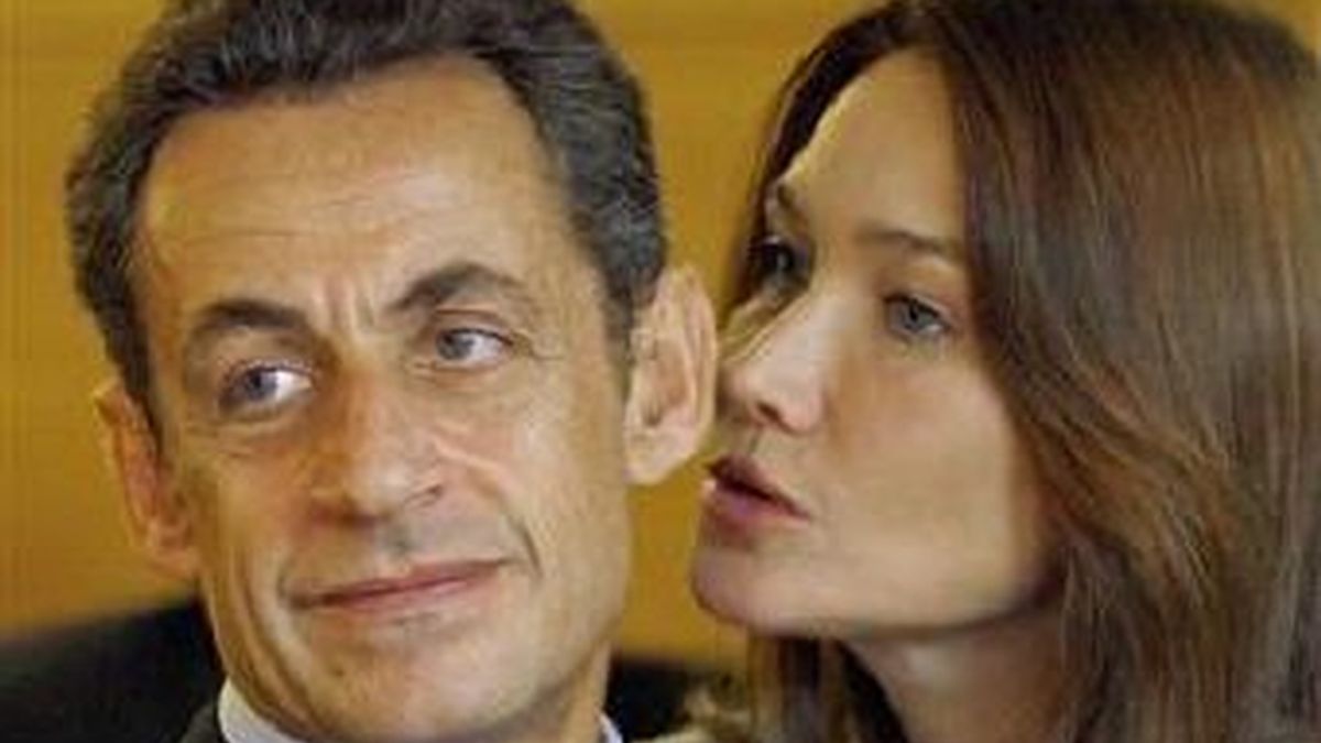 Los rumores de crisis entre Sarkozy y Bruni circulan en la prensa francesa. Foto archivo AP