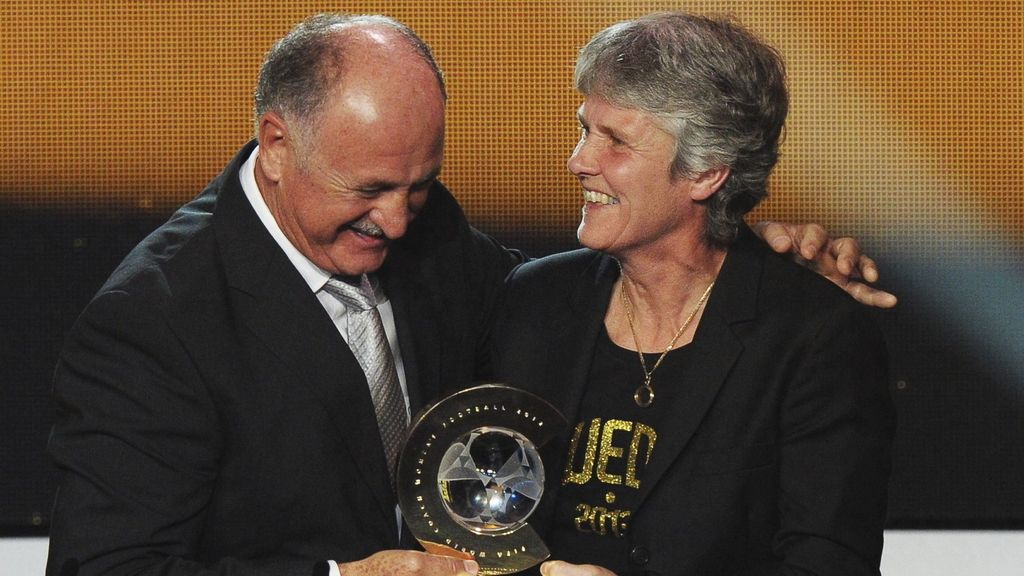 La entrenadora de la selección sueca de fútbol femenina Pia Sundhage recibe el premio a la mejor entrenadora del año