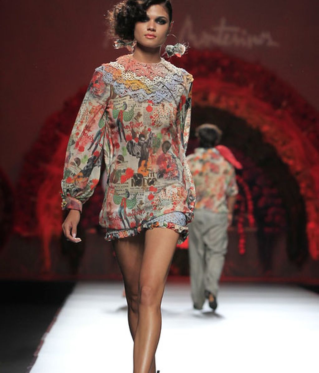 Una pasarela llena de flores y color