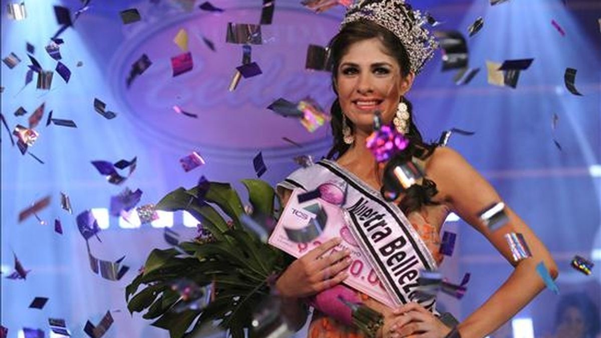 Mayela Mena, de 20 años, sonríe tras ser elegida como "Nuestra belleza" 2009, representante de El Salvador en el certamen de Miss Universo que se celebrará el próximo 23 de agosto en Bahamas. EFE