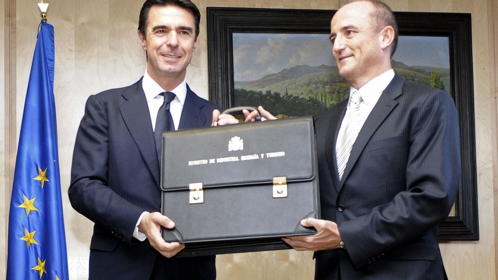 José Manuel Soria recibe su cartera de manos de su antecesor, Miguel Sebastián.