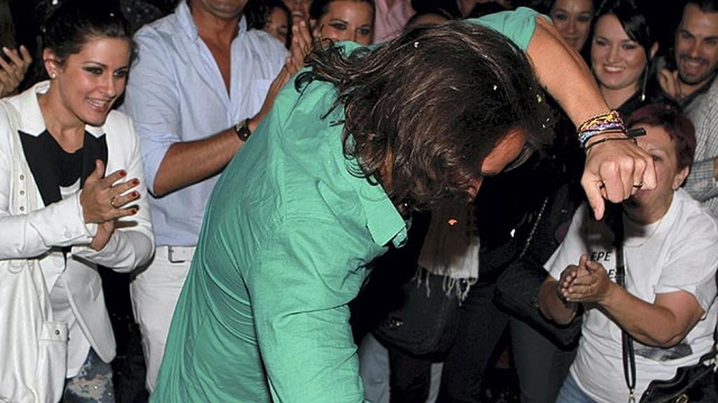 Pepe celebra con sus compañeros su victoria