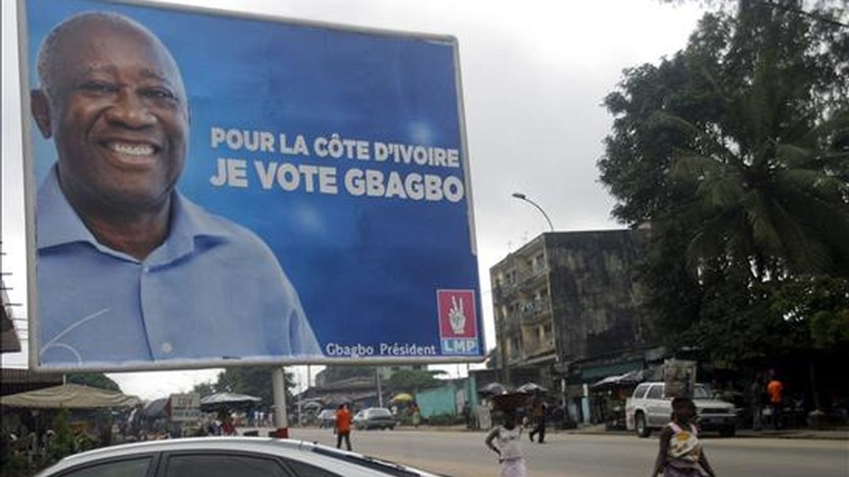 Un cartel electoral con el actual presidente marfileño, Laurent Gbabgo, en Abidjan (Costa de Marfil), el 15 de octubre de 2010. EFE/Archivo