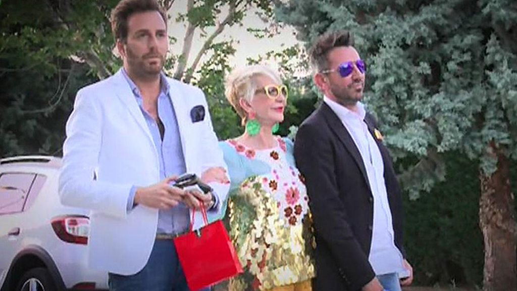La presentadora posaba con su pareja y sus amigos ante las cámaras