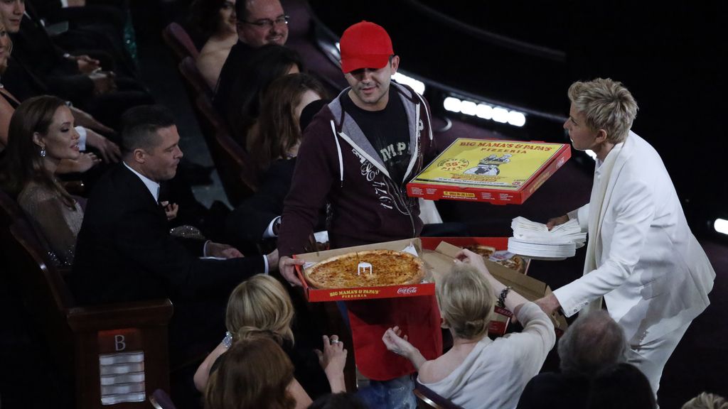 Ellen DeGeneres ofrece pizzas a los asistentes al Dolby Theatre