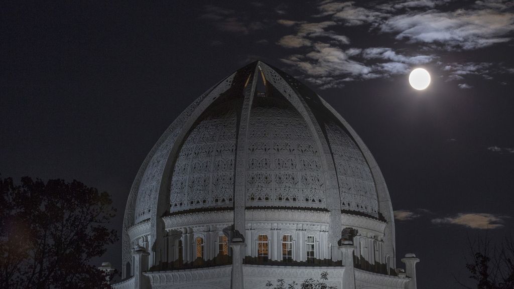 La 'superluna' vista desde el Templo Baha'i en Illinois