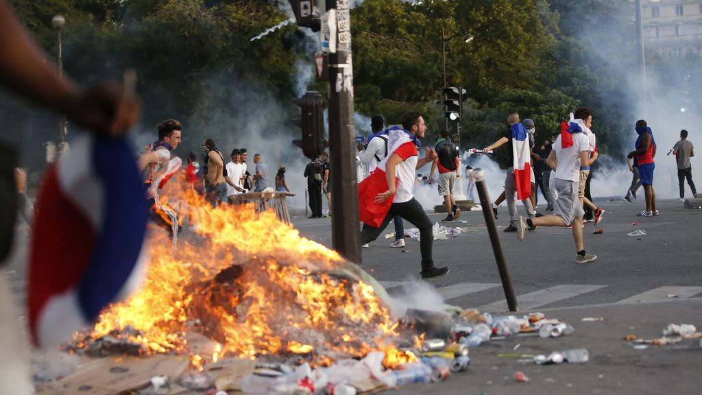 La policía usa gases lacrimógenos en los distubrios de la 'fan zone' de la Torre Eiffel
