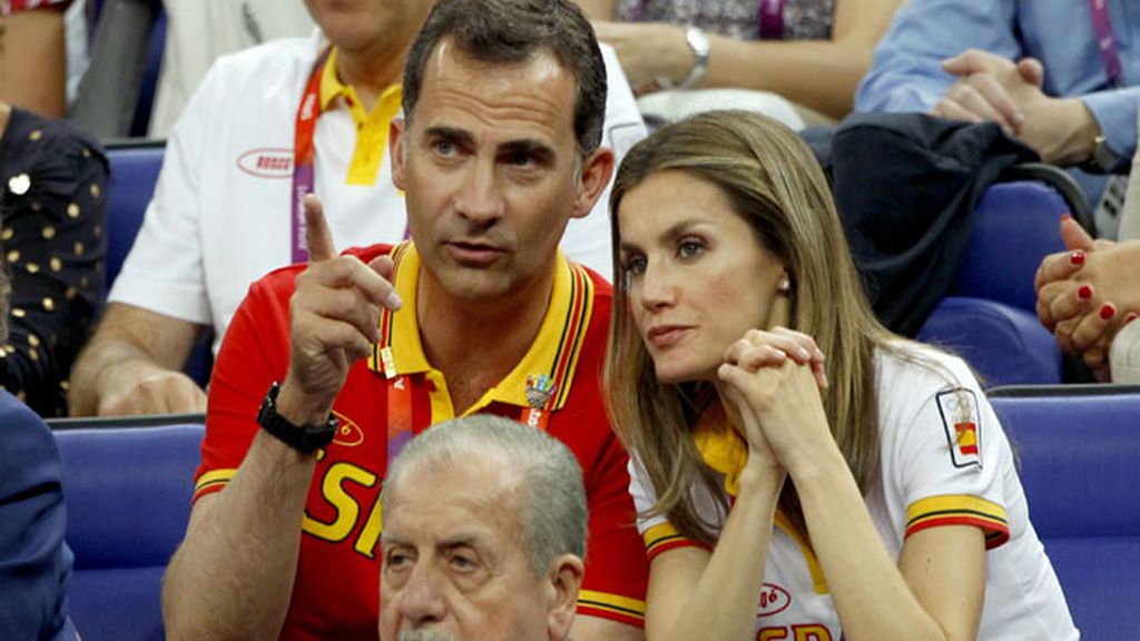Los príncipes apoyando a la selección de baloncesto