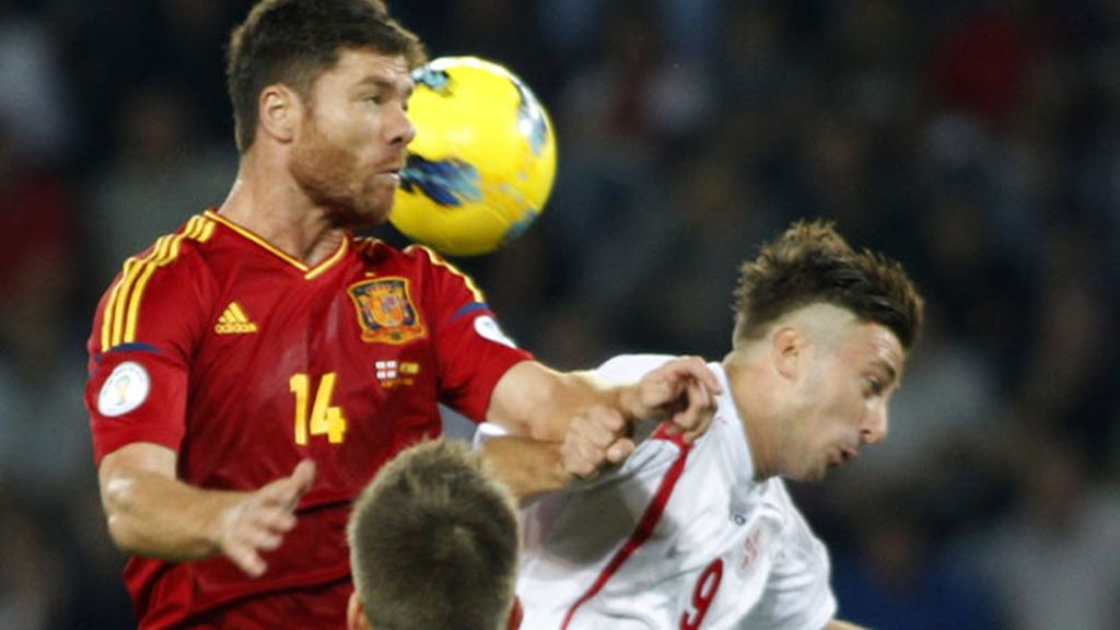 Xabi Alonso pelea un balón durante el encuentro clasificatorio ante Georgia