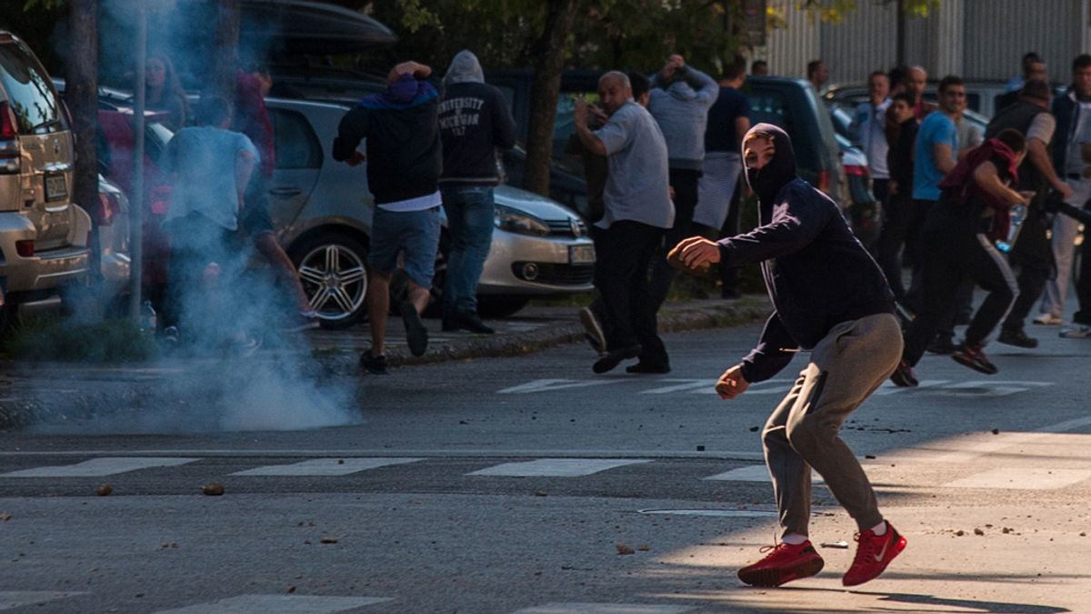 Enfrentamientos entre policías y manifestantes antigays en Montenegro