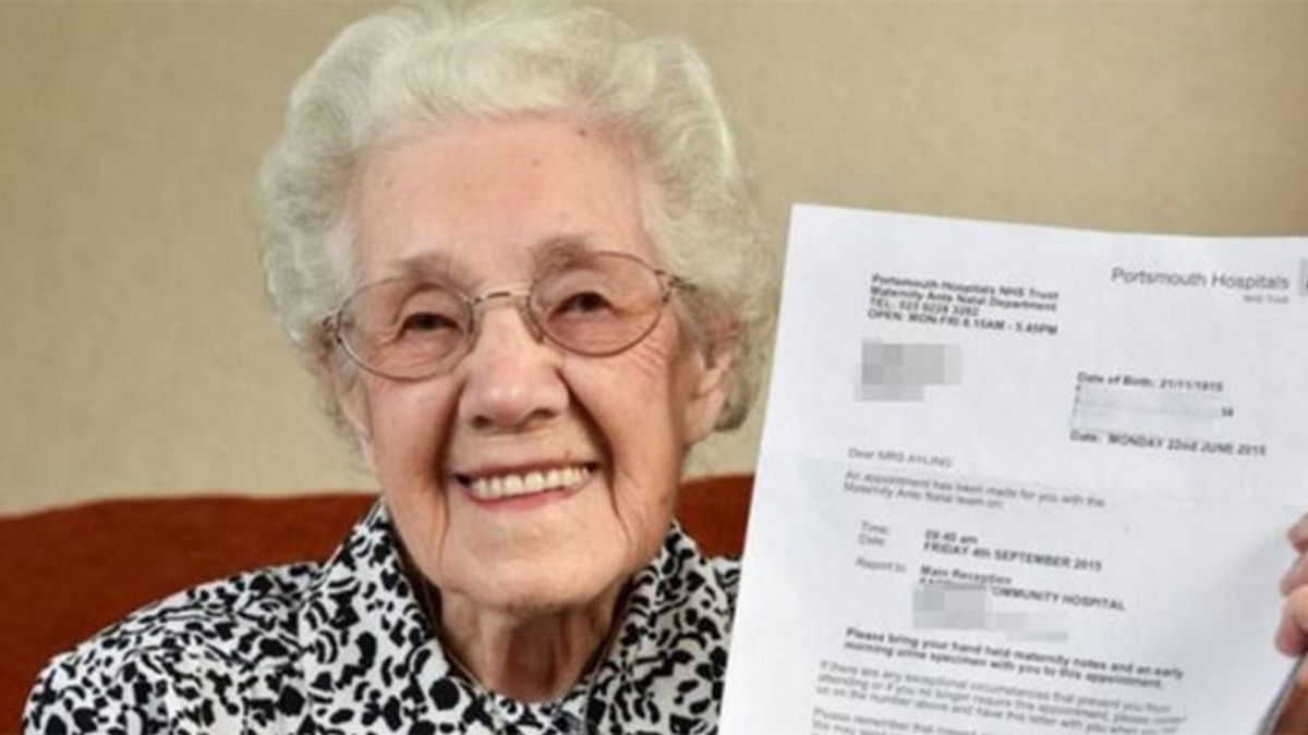 Doris Ayling con la carta del hospital que le informaba de que a sus 99 años estaba embarazada